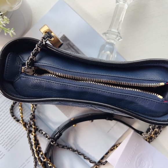 Chanel Hobo Bag Small Aged Calfskin Navy&Black - Picture 4 of 9